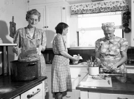 women-in-kitchen.webp