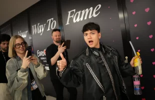 JJ backstage_02.webp