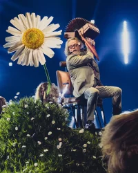 Antti Paalanen valmiina vaivuttamaan yleisön transsiin! Tässä kurkkaus Antin UMK-esitykseen.🇬...webp